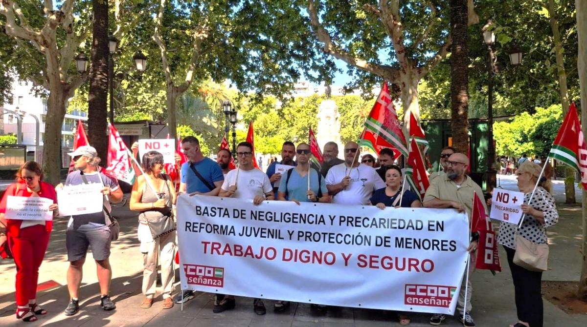 Concentración por la dignidad laboral en el sector de centros de menores de Sevilla.