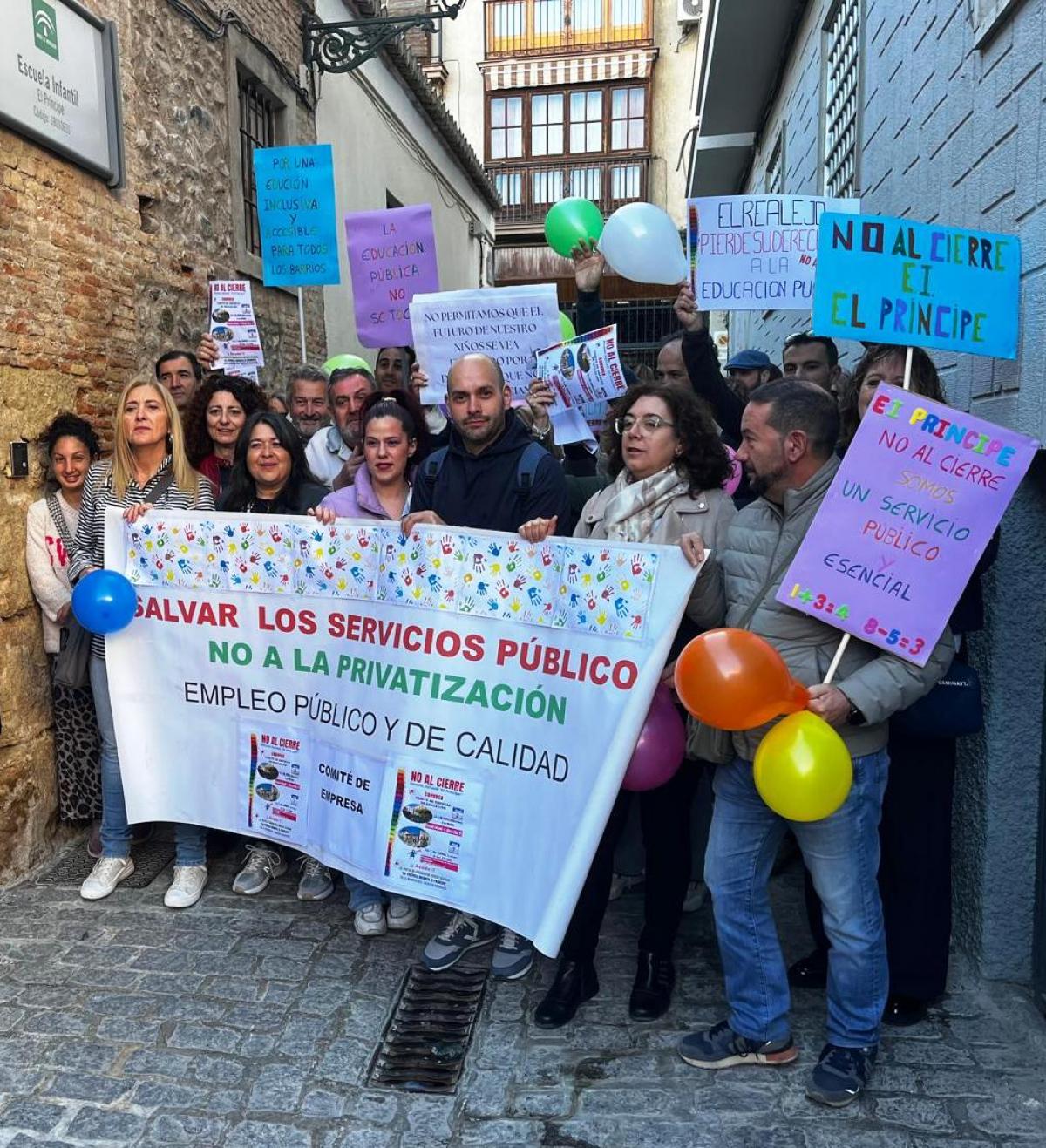 Concentracin en la entrada de la escuela