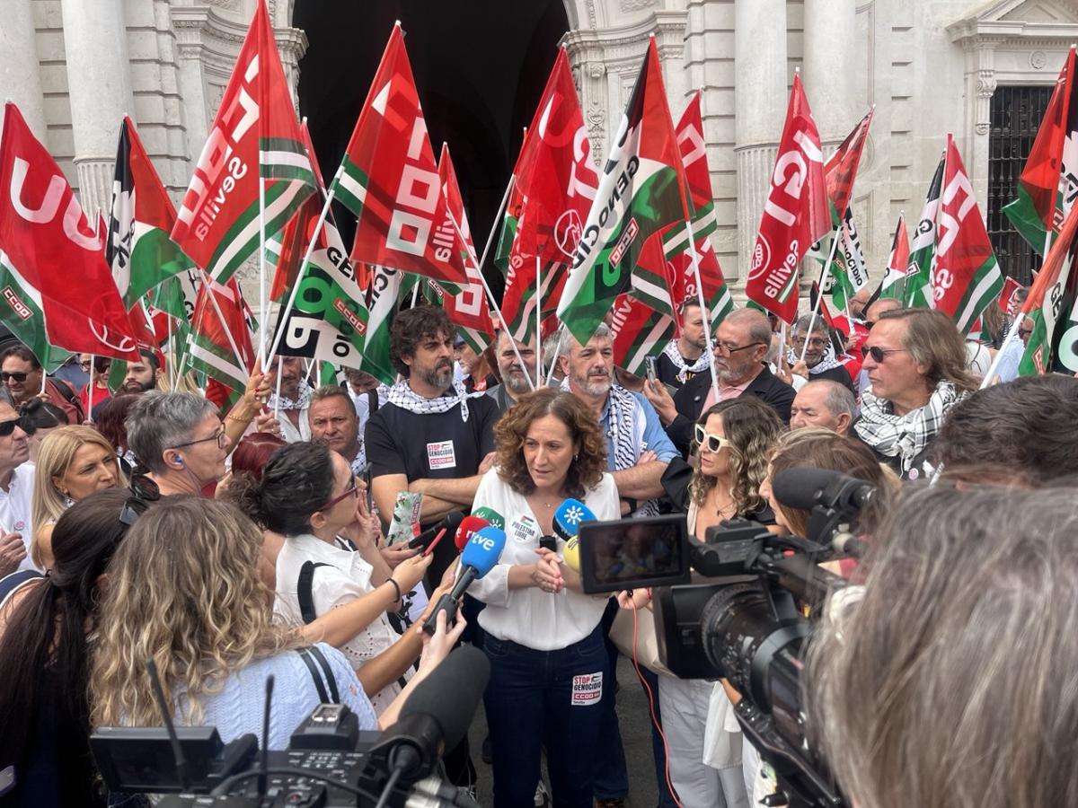 Nuria López atiende a los medios en la concentración de Sevilla