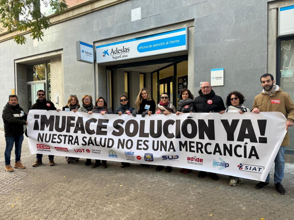 Representantes sindicales a las puertas de Adeslas